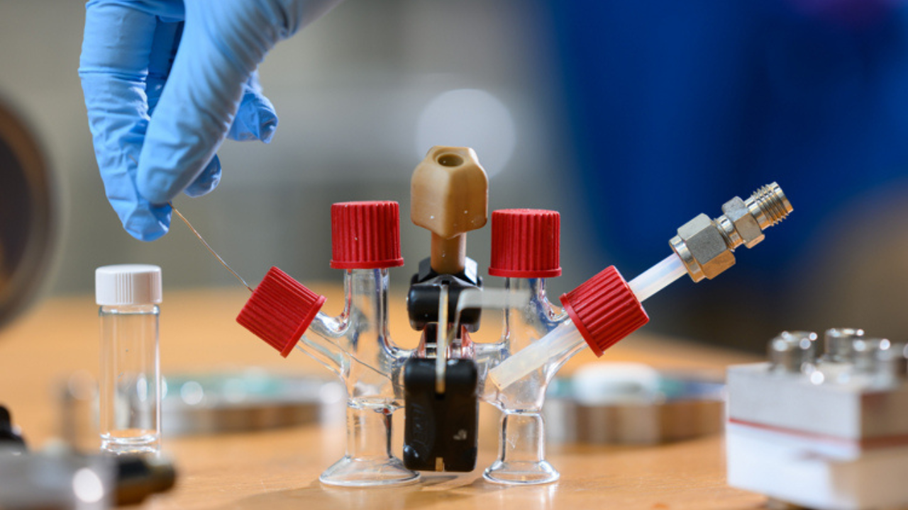 An H-cell modified with electrodes and an ion-conducting ceramic membrane to conduct sodium-air fuel cell experiments. Credit: Gretchen Ertl