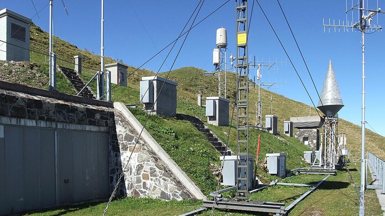 How Electronic Warfare Jams Iranian Defenses: A Look at U.S. Air Superiority