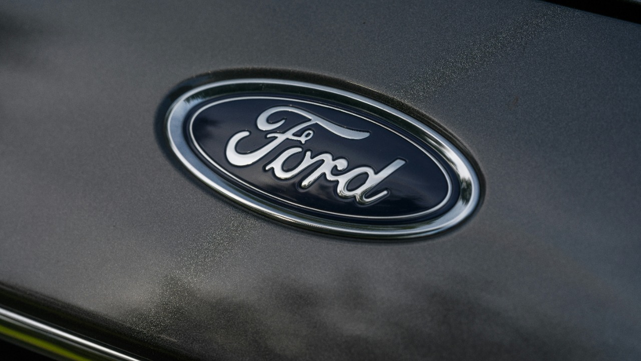 Image Credit: The ford logo is displayed on a car. — Haberdoedas