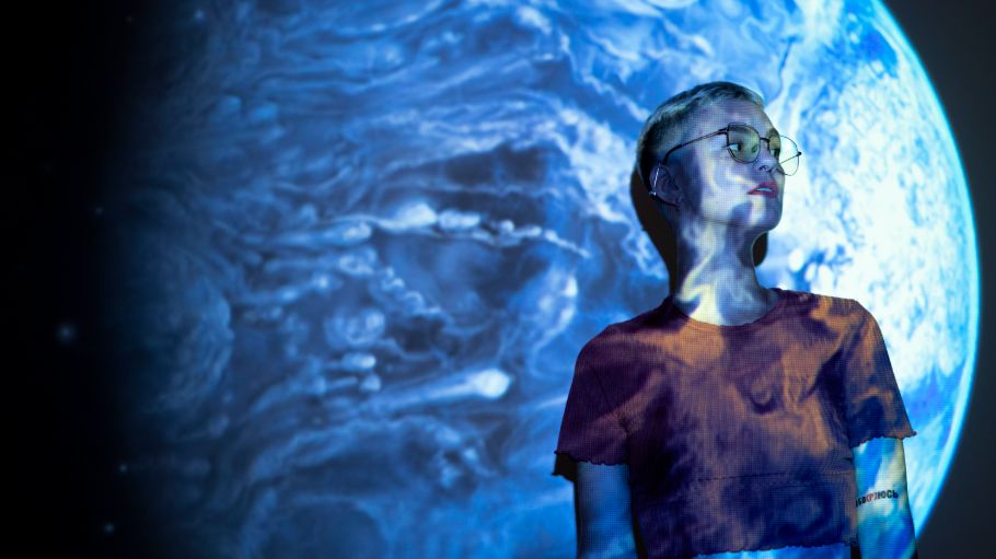 Портрет молодой The Science Behind Human Biophoton Emission