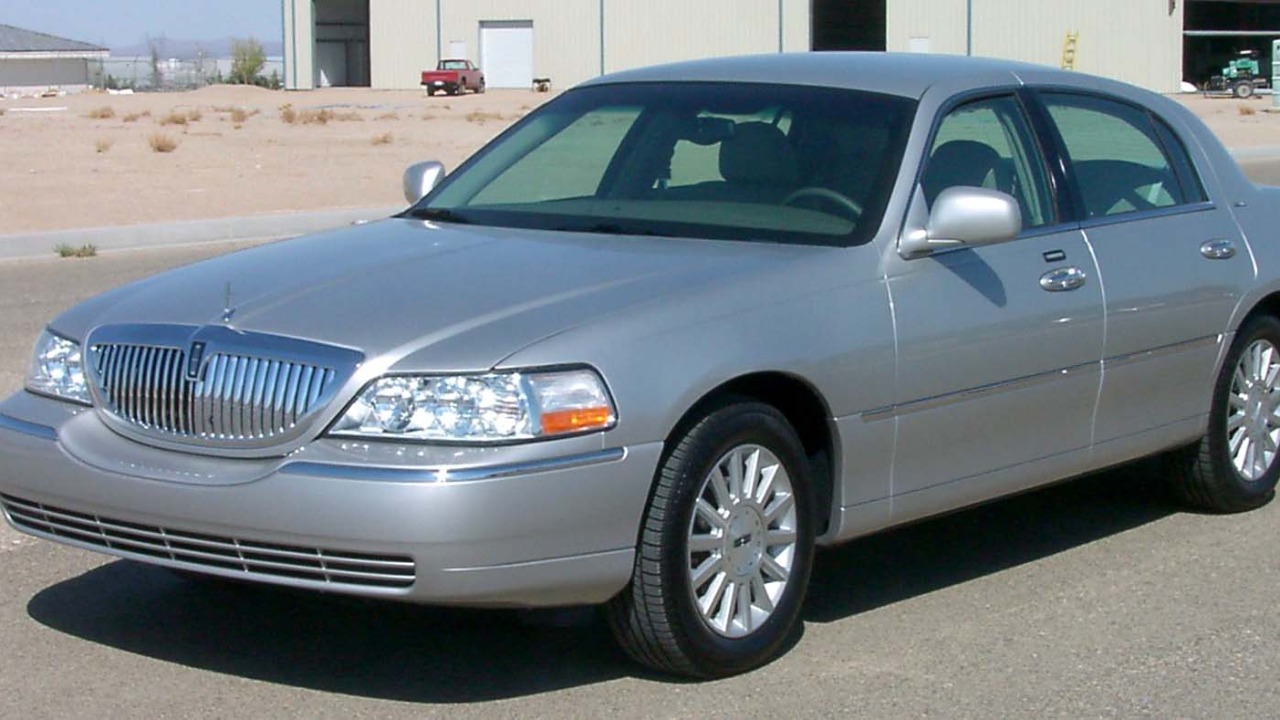 Lincoln Town Car — Image Credit: U.S. National Highway Traffic Safety Administration - Public domain/Wiki Commons