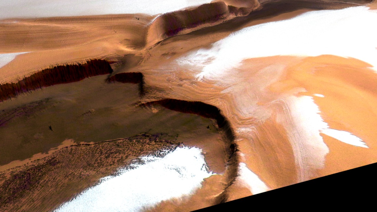 NASA probe finds ice under Martian dust