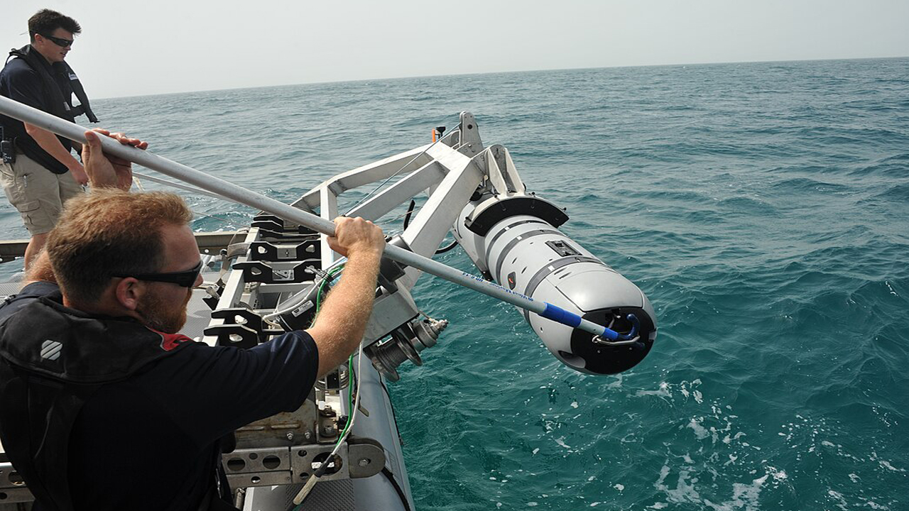 1280px-Unmanned_Underwater_Vehicle_operations_130605-N-AZ907-046