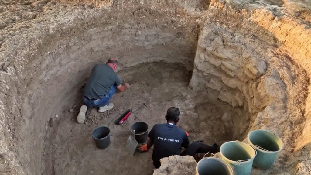 Archaeologists discover ancient blade factory in Israel