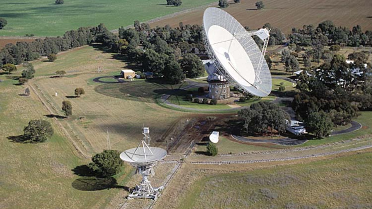 Image Credit: Photograph by John Sarkissian (CSIRO Parkes Observatory) - Attribution/Wiki Commons