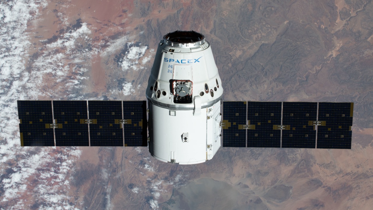 Image Credit: Original:  NASA Johnson Space Center
Derivative work:  Nythar - Public domain/Wiki Commons