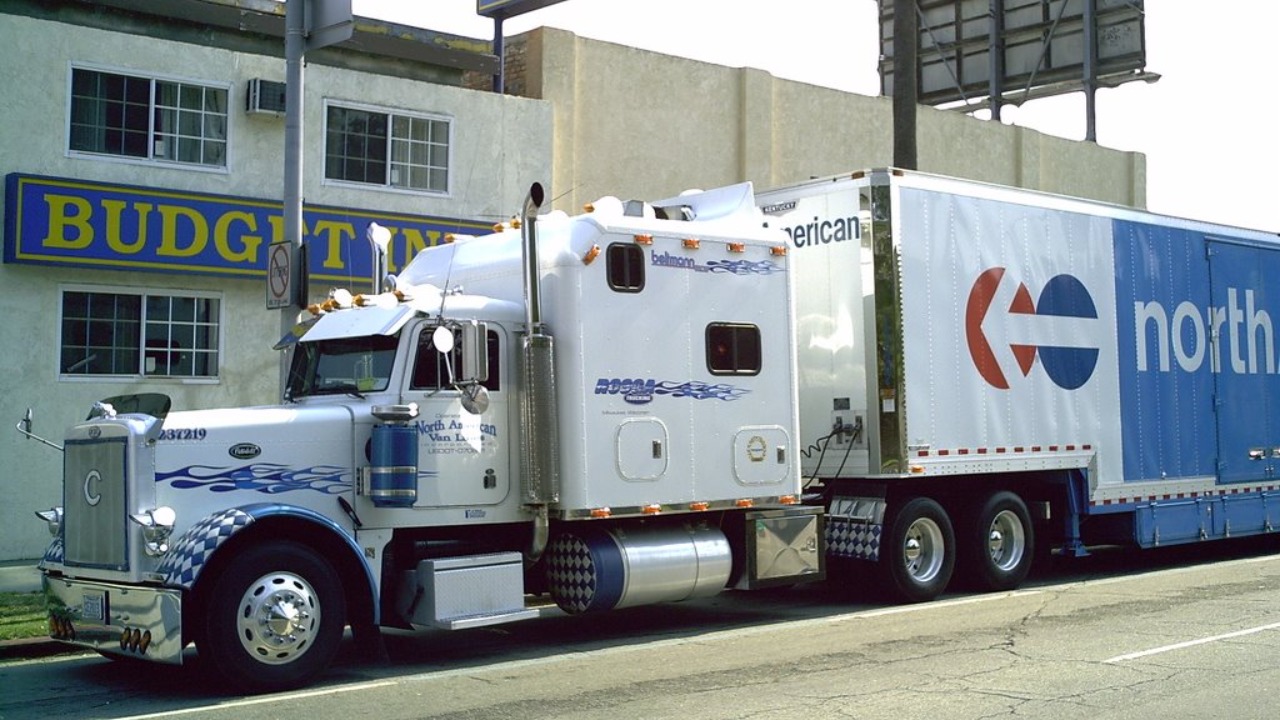 Peterbilt 379 — Image Credit: Raunet - Public domain/Wiki Commons