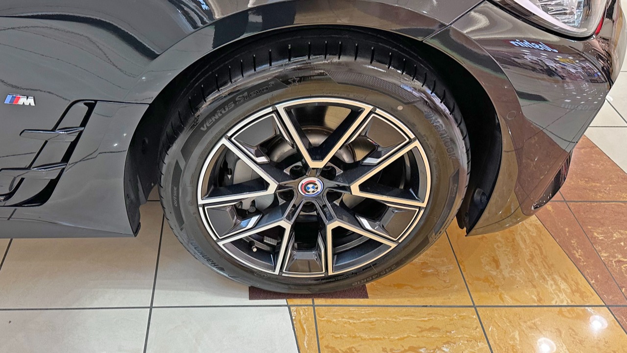 The tire wheel of BMW i4 eDrive35 M Sport (G26)