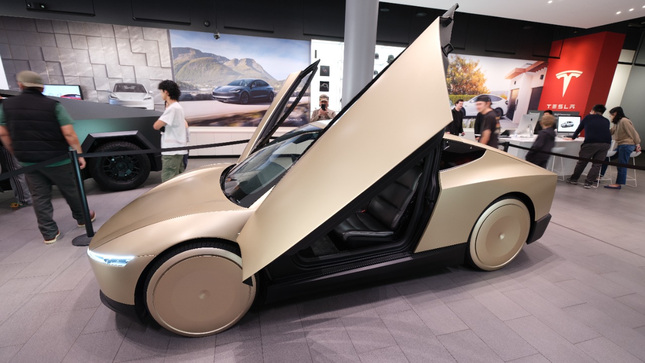 Tesla robotaxis are now testing with zero safety drivers, report claims