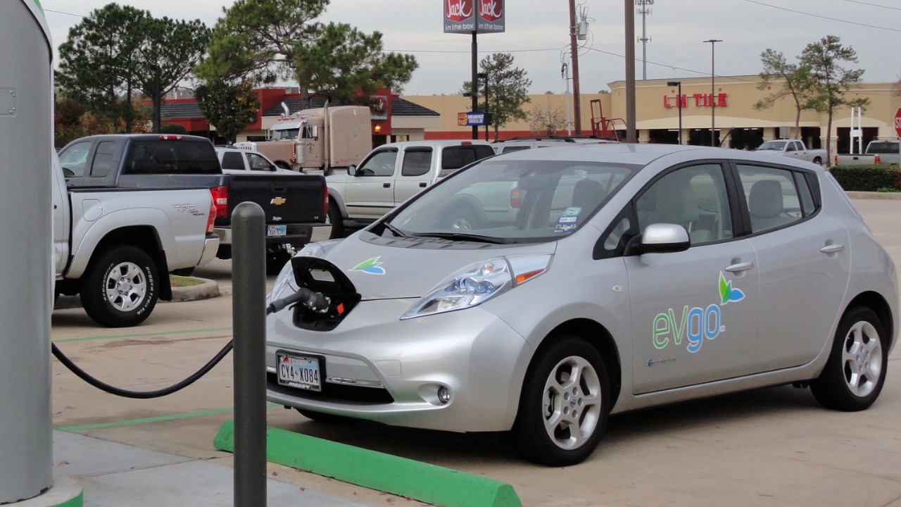 Image Credit: Nissan_LEAF_got_thirsty.jpg: evgonetwork (eVgo Network). Original image was trimmed and retouched (lighting and color tones) by User:Mariordo
derivative work: Mariordo (talk) - CC BY 2.0/Wiki Commons