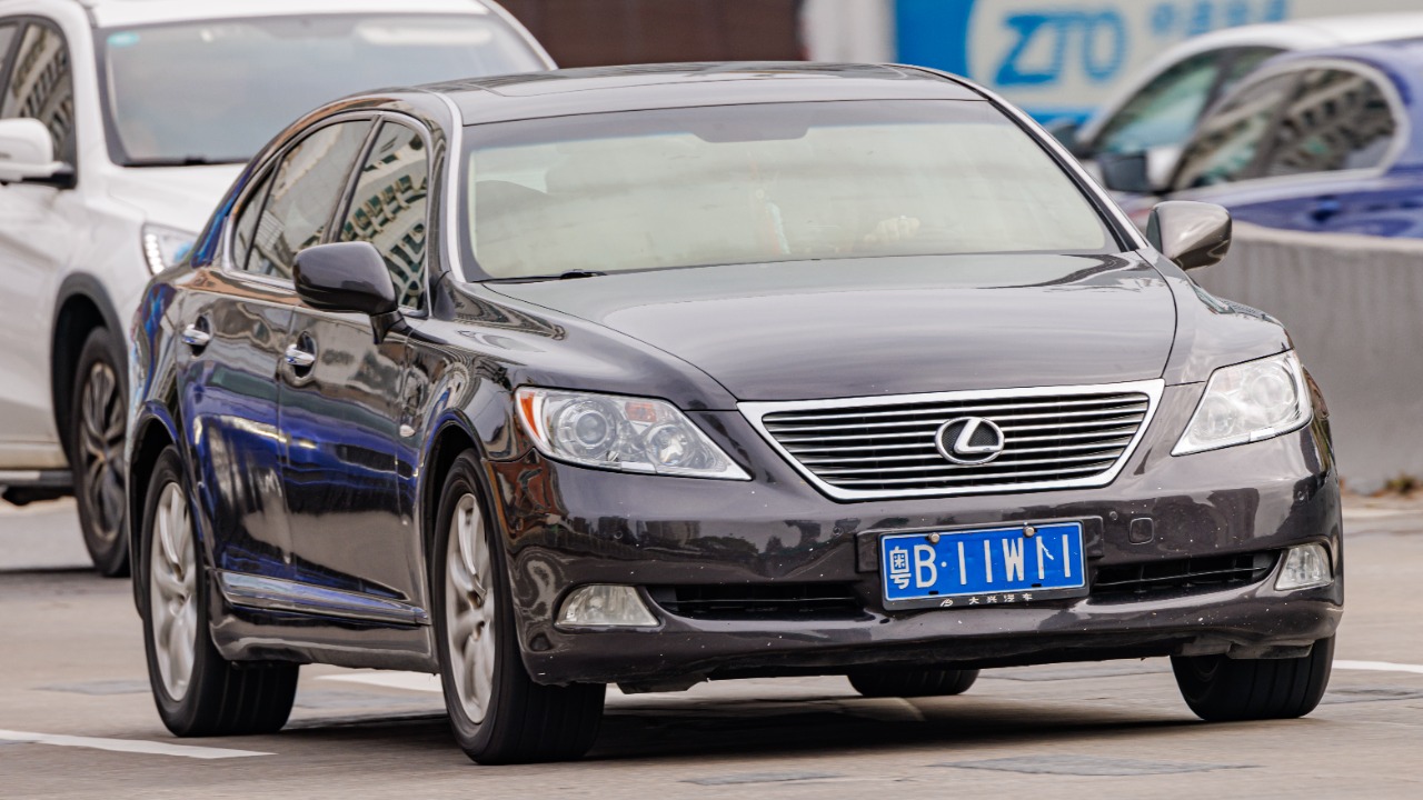 Lexus LS 400 (1UZ) — Image Credit: Dinkun Chen - CC BY-SA 4.0/Wiki Commons