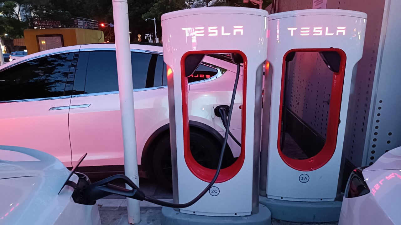 Tesla builds more chargers than nine rivals combined in Q3