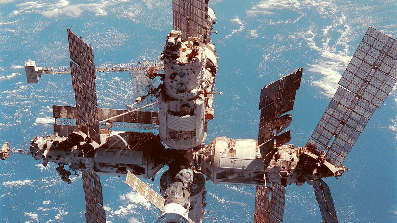 Image Credit: Original image: NASA/Crew of STS-91Retouched image: Thegreenj - Public domain/Wiki Commons