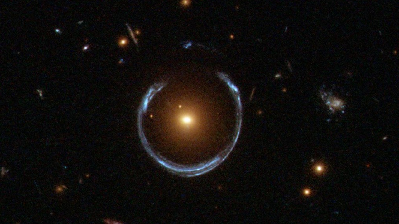Image Credit: Lensshoe_hubble.jpg: ESA/Hubble & NASA derivative work: Bulwersator (talk) - Public domain/Wiki Commons