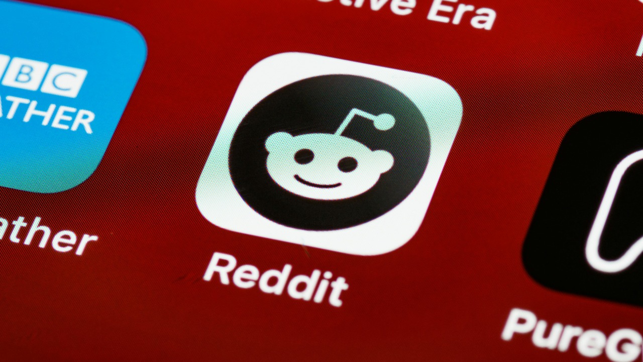 Reddit AI suggests opioids for chronic pain sufferers