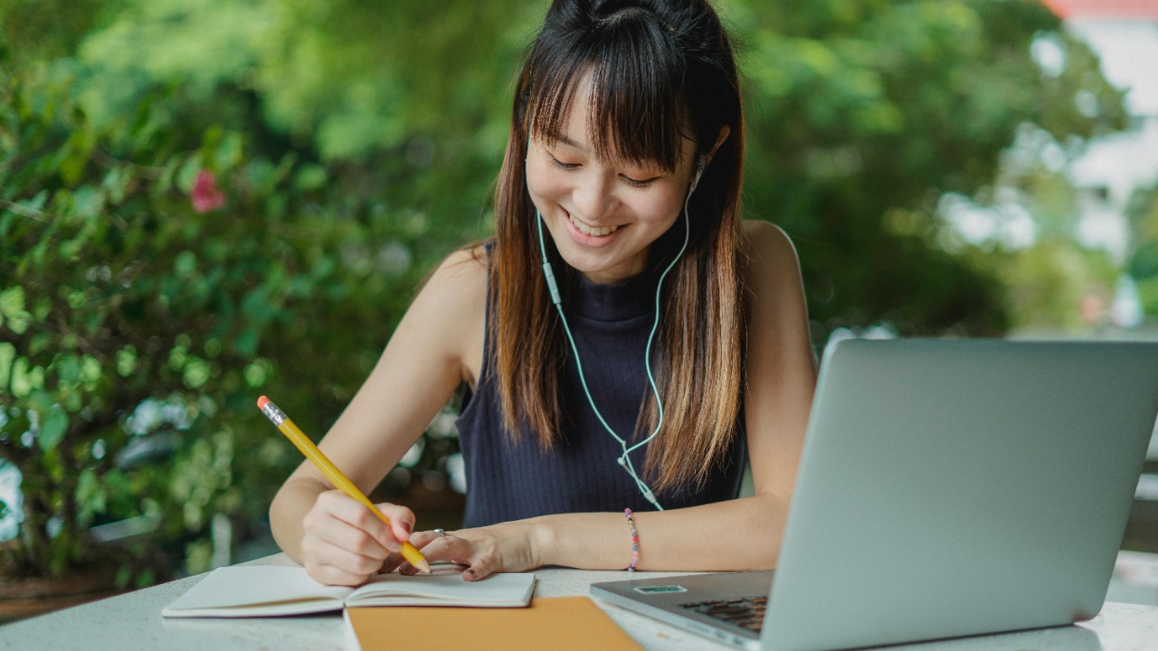 Does AI inspire students or drain their motivation?