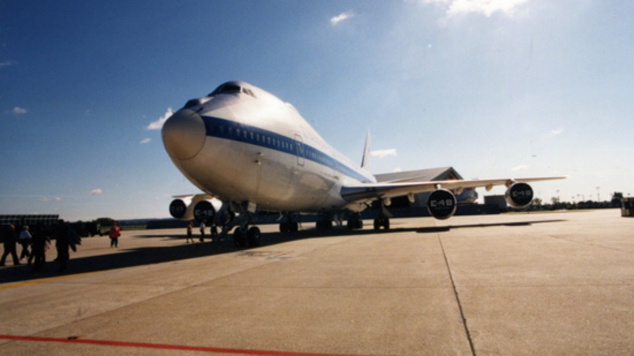 How long can the E-4B doomsday plane stay in flight