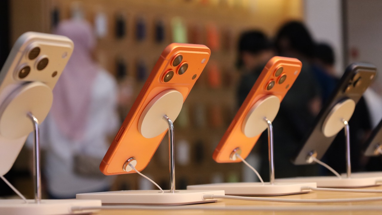 Cosmic Orange iPhone 17 Pro turning pink for some