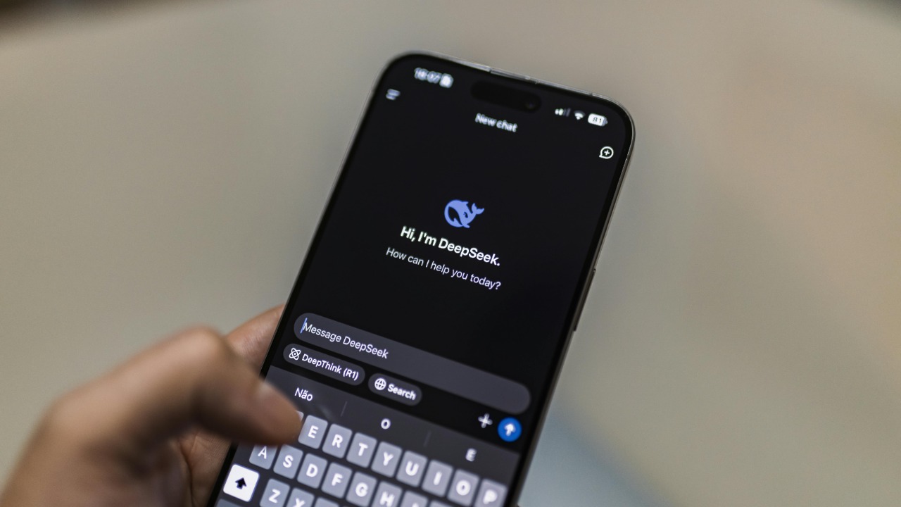 Study confirms AI chatbots act overly flattering to users