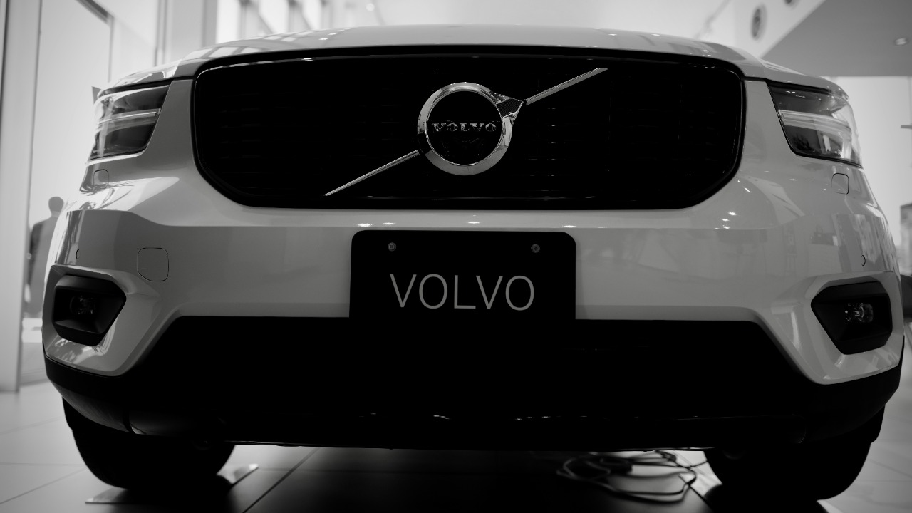 Waabi and Volvo reveal new self-driving semi-truck