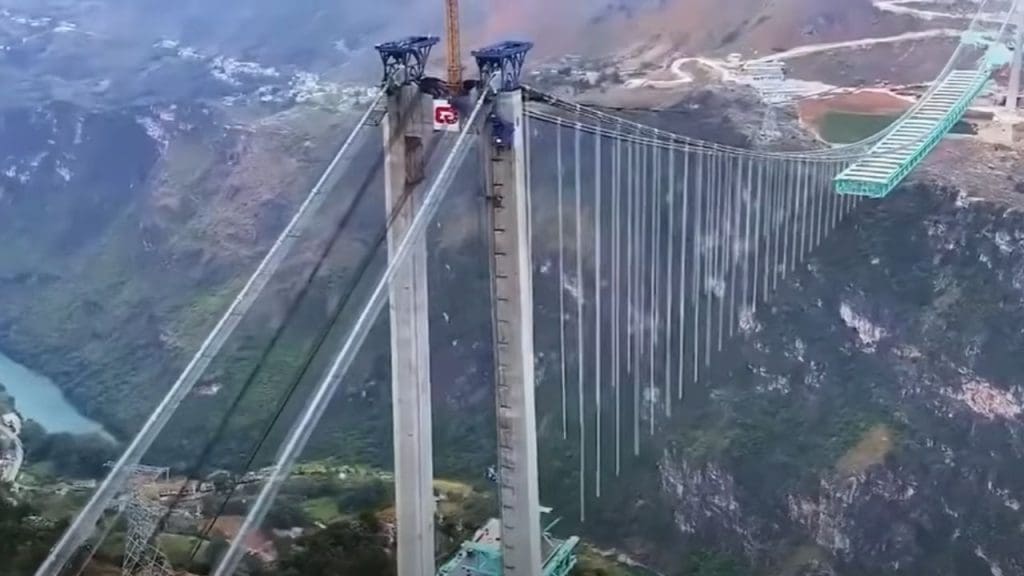 world’s tallest bridge China 2051 feet