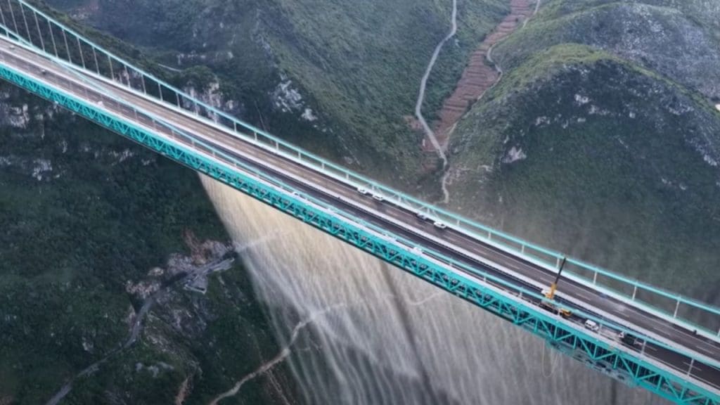 world’s tallest bridge China 2051 feet