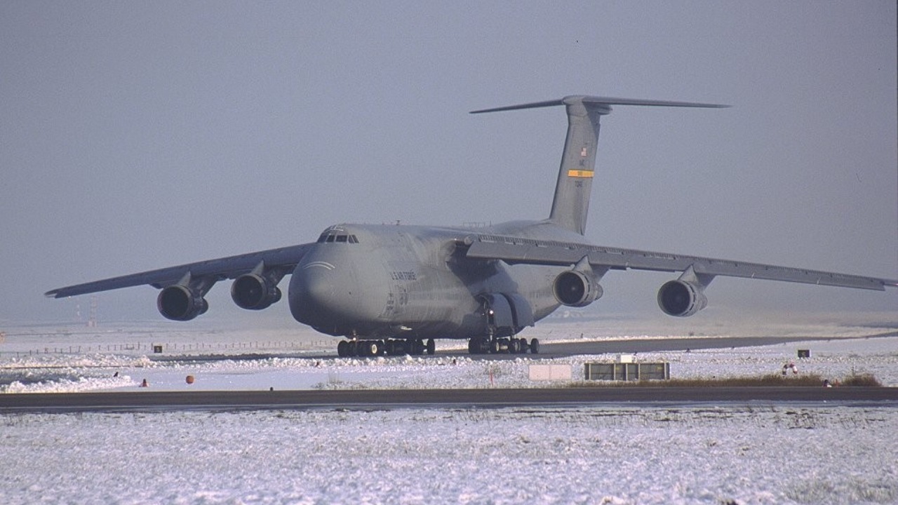How many Humvees can the largest US cargo plane carry