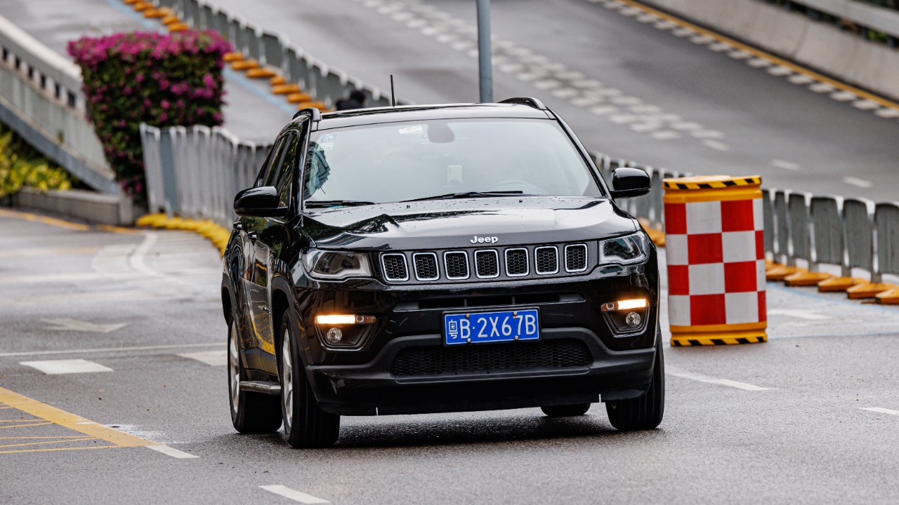 Jeep recalls 320,000 hybrids for battery fire risks