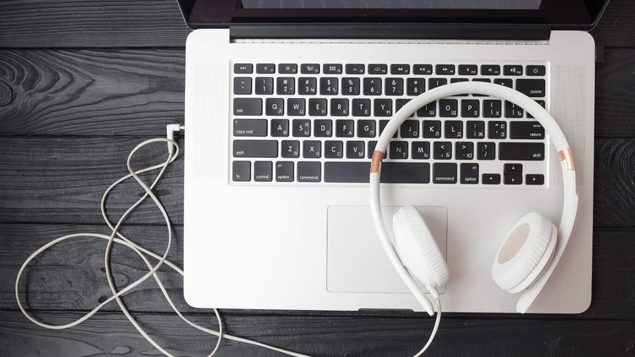 Why Apple still keeps headphone jacks on MacBooks