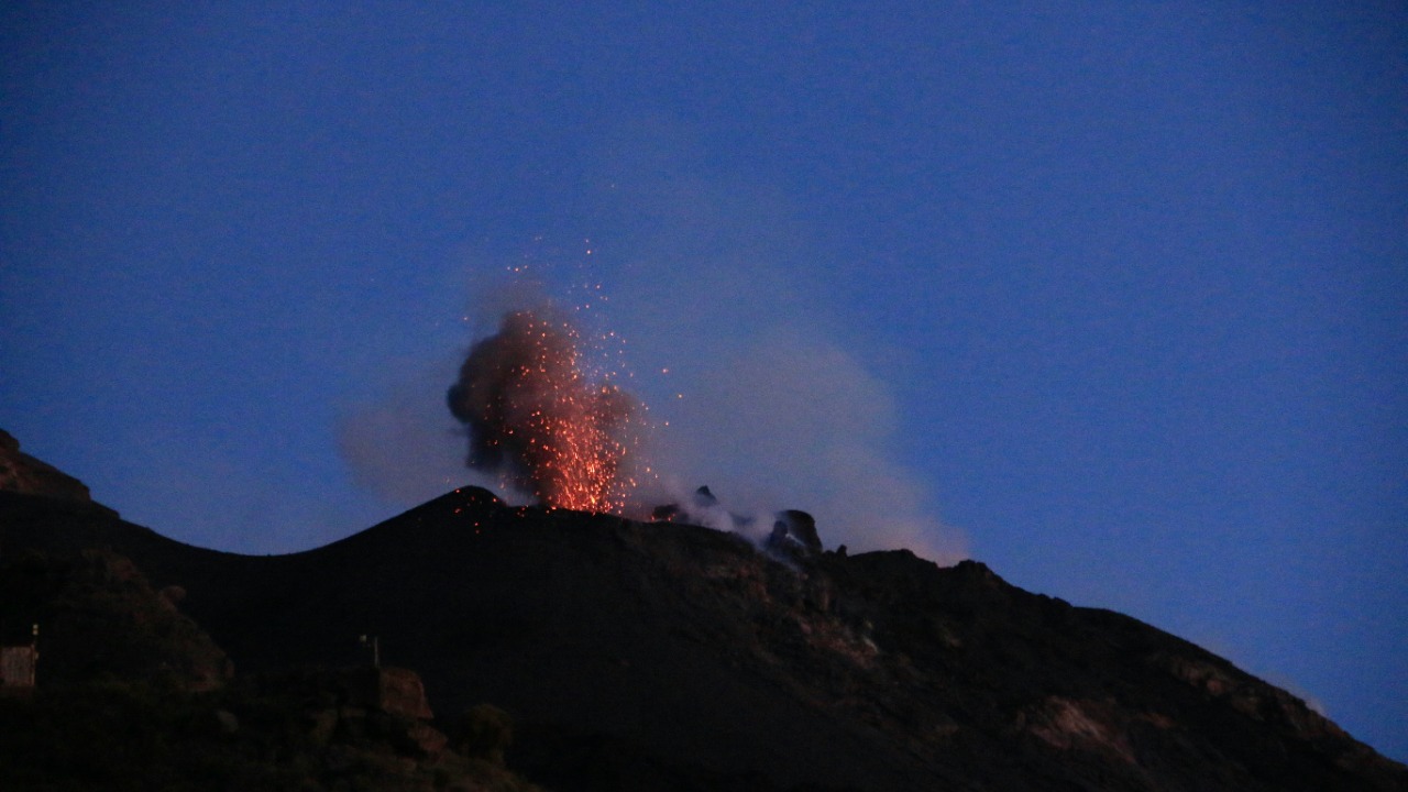 Volcano blasts 54,000 foot ash cloud and triggers asia flight alerts