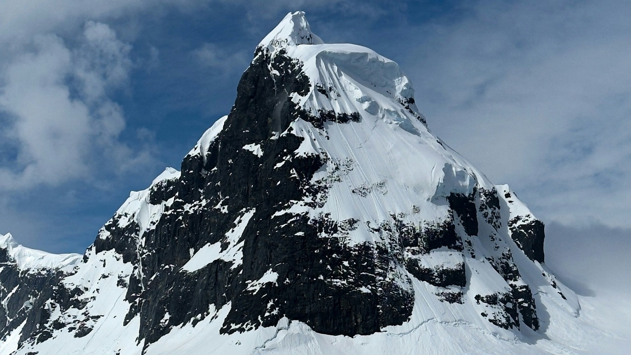 Experts spot a 4,000 foot pyramid in Antarctica