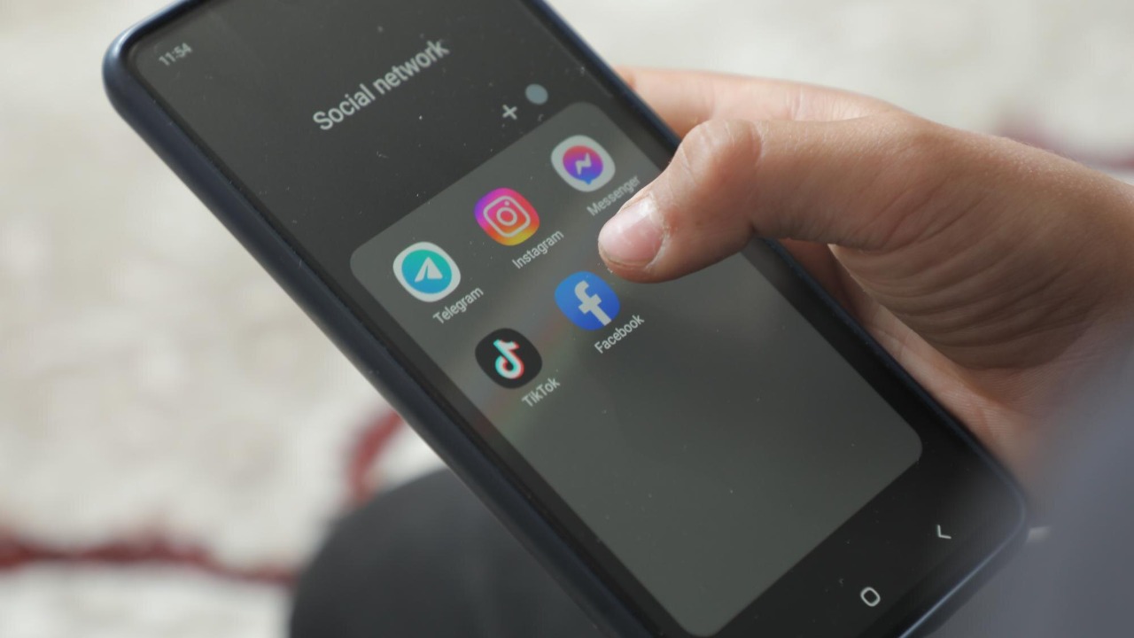 5 popular apps that drain your phone battery the most