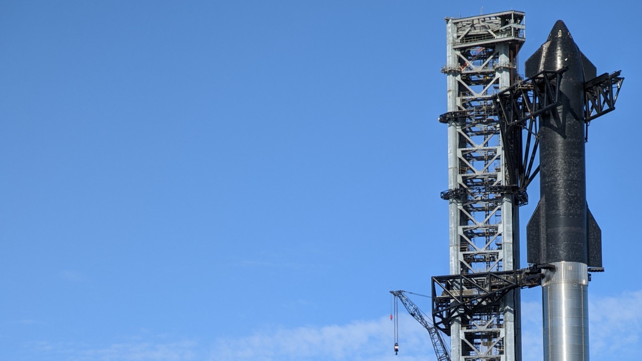 SpaceX shows new Starship amid Moon mission concerns