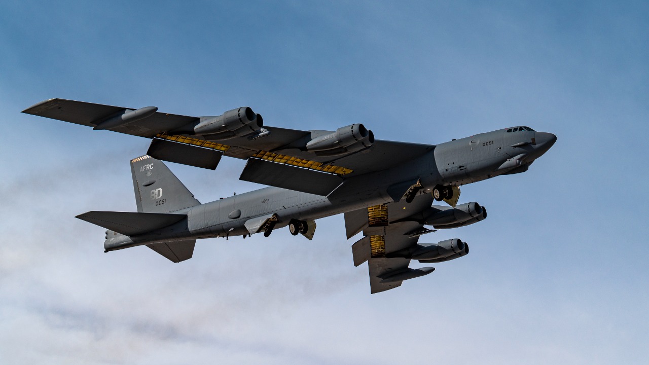 B 52 spotted again carrying the Air Force’s new stealth cruise missile