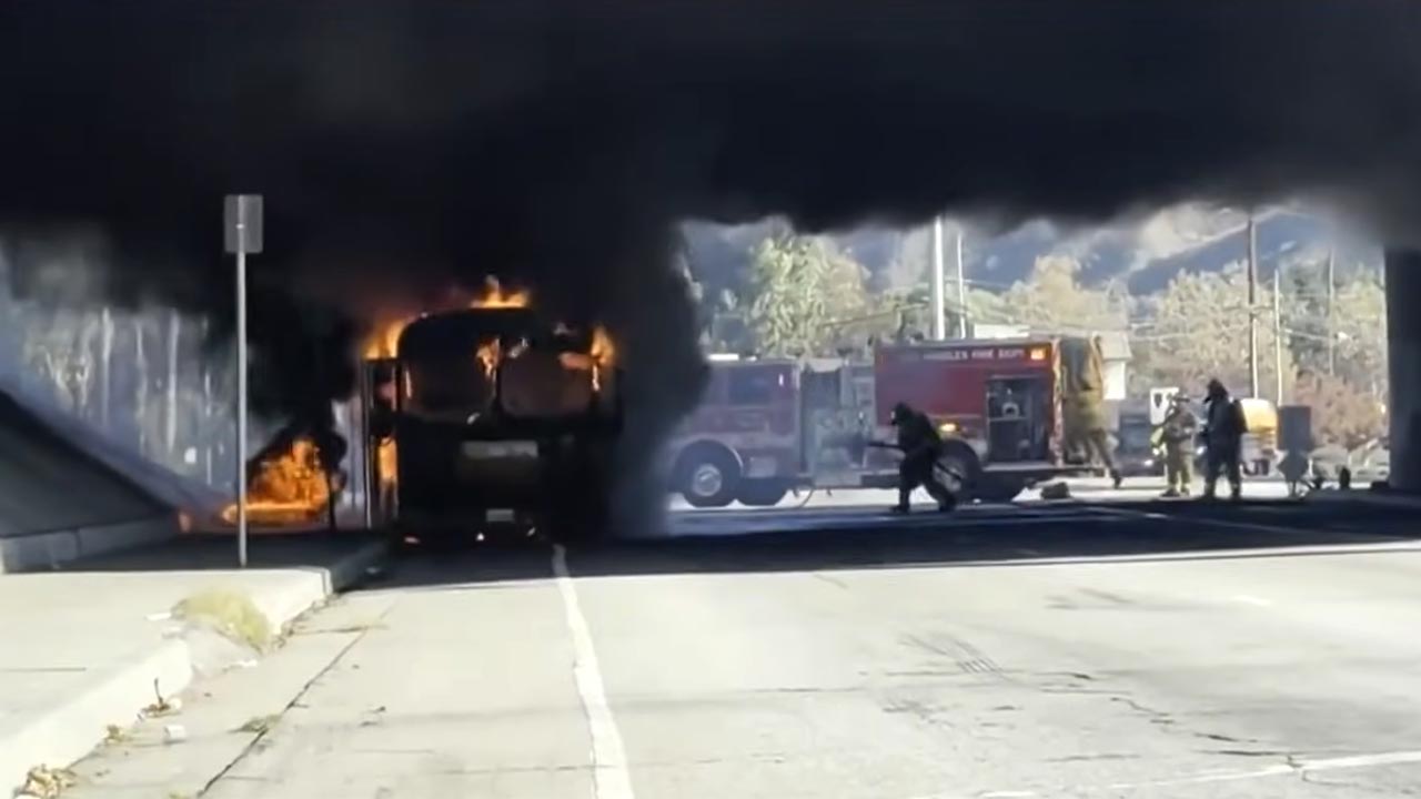 School-bus-burns-under-LA