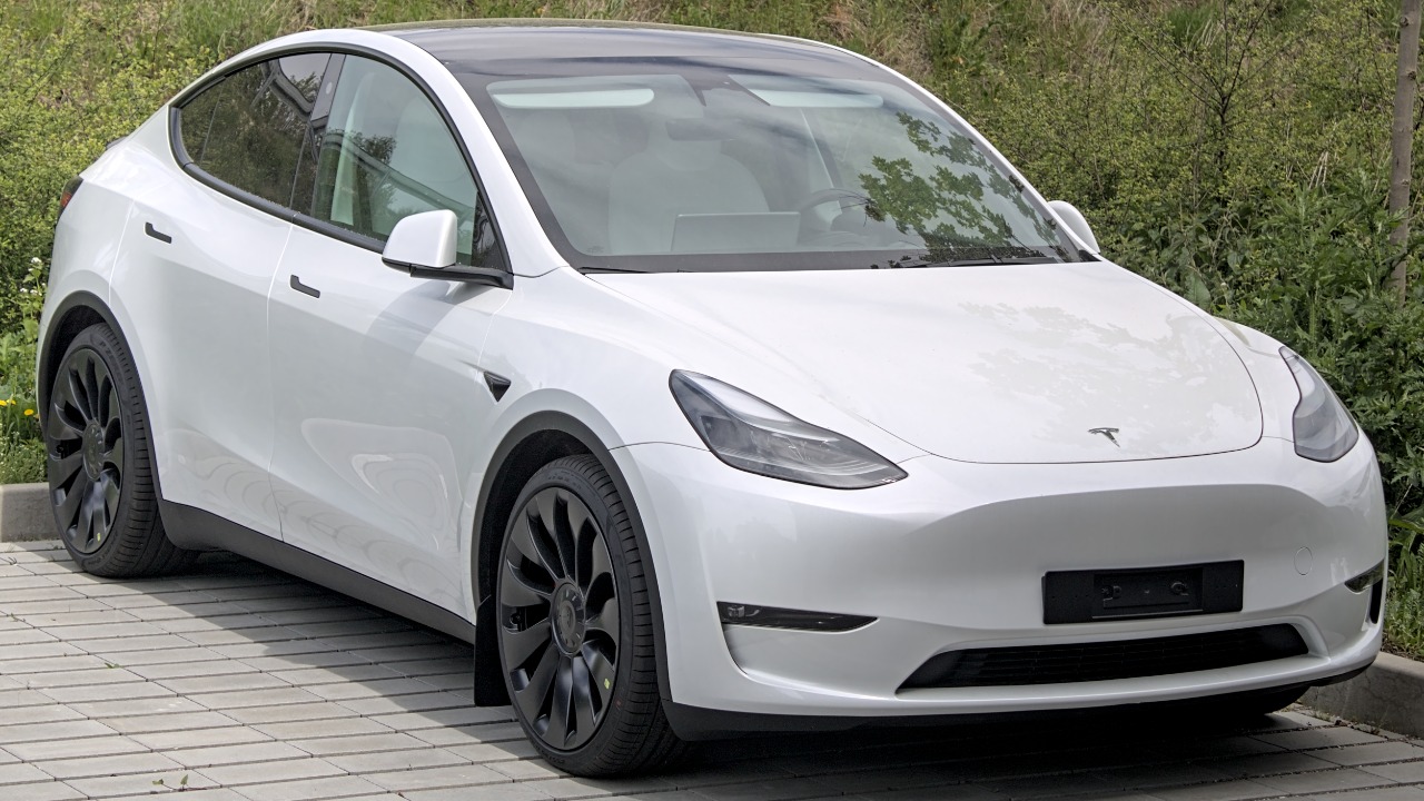 Tesla is basically begging you to buy a Standard Range Model Y