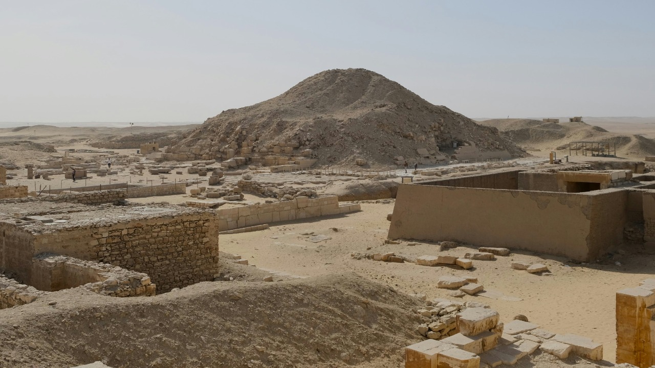 Archaeologists open an ancient tomb and uncover a royal tragedy