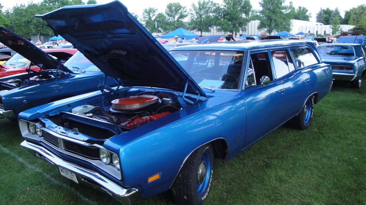 Dodge built a 1969 grocery getter with almost 400 hp