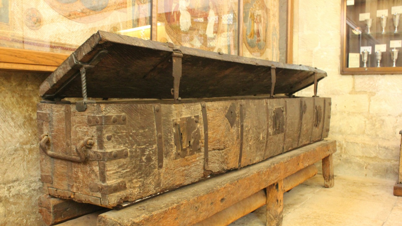 Archaeologists open a 1,700-year coffin and unveil Roman treasures