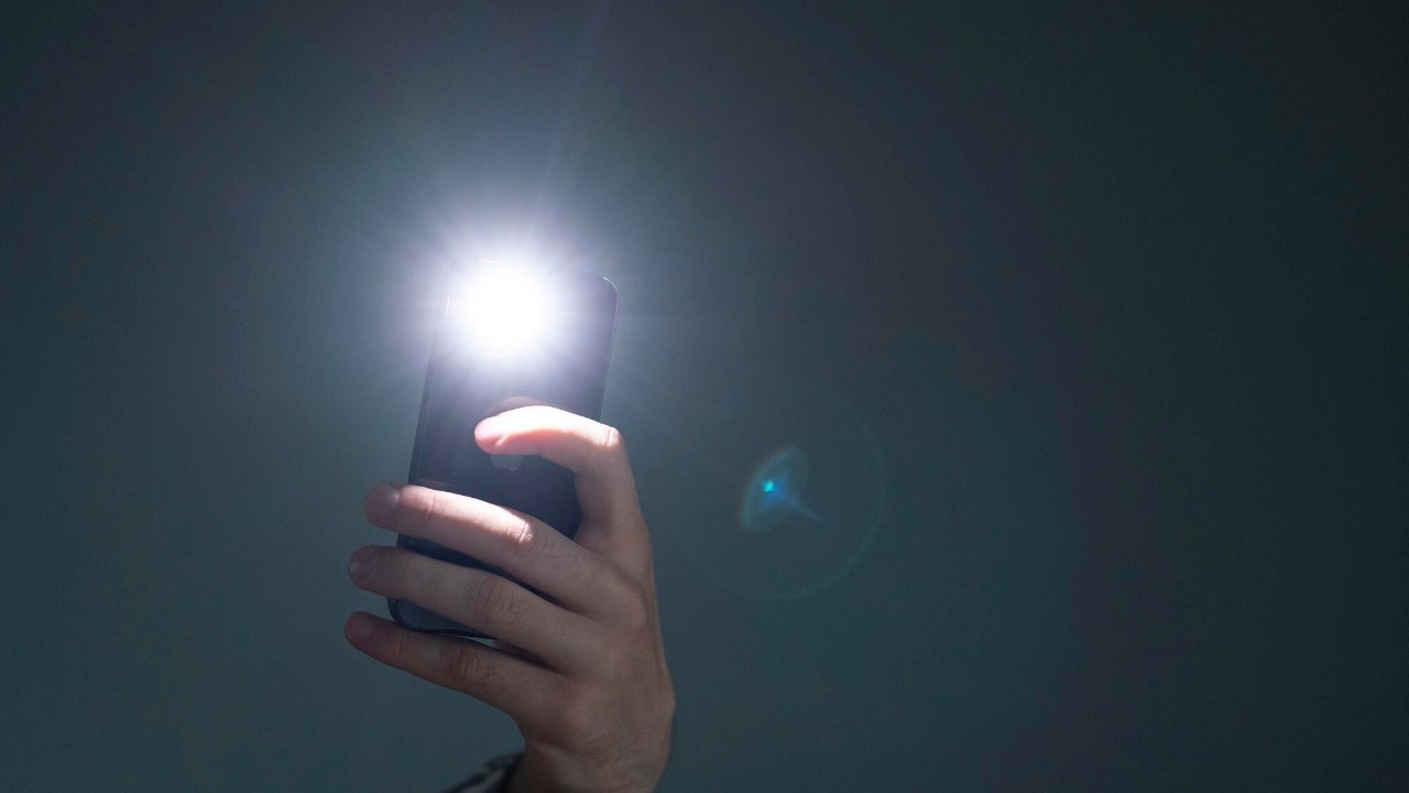 How to turn on iPhone flashlight without touching your phone