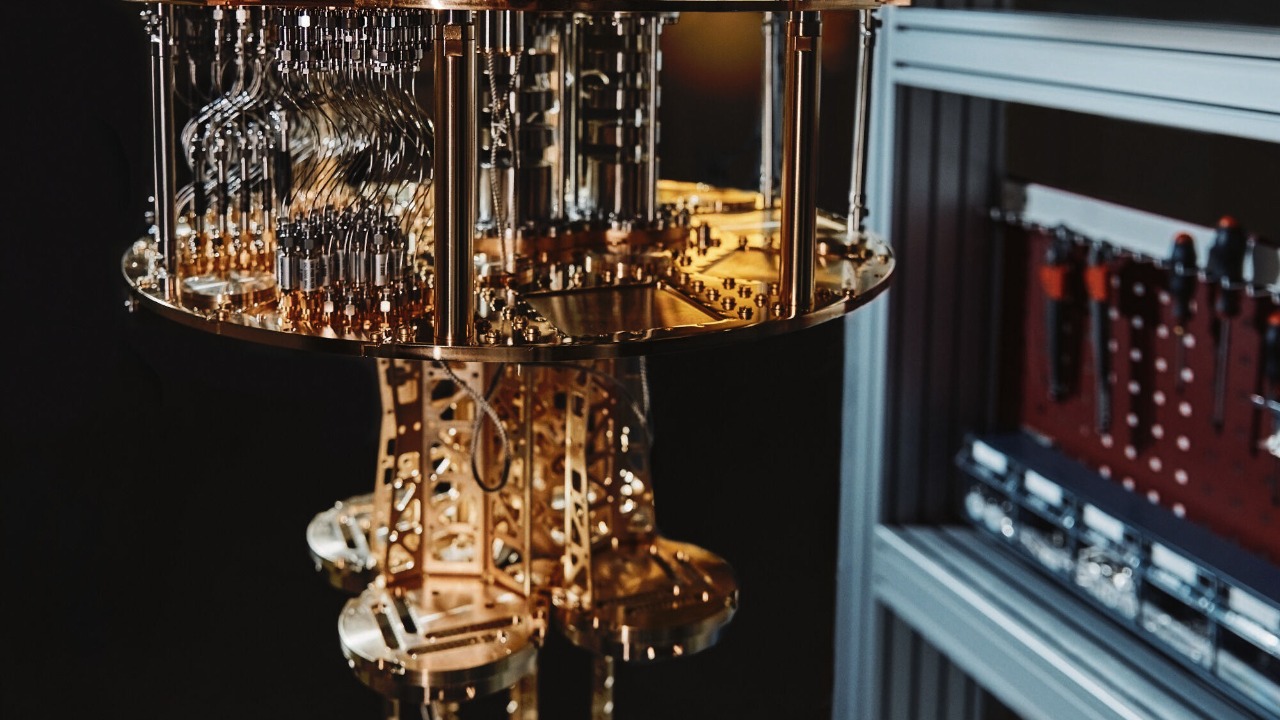 Giant superatoms could unlock ultra-stable quantum data handoffs