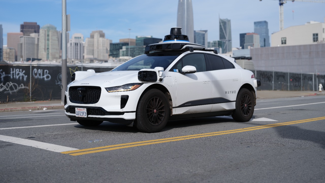 Waymo’s school-bus fix still fails, robotaxis keep blasting past