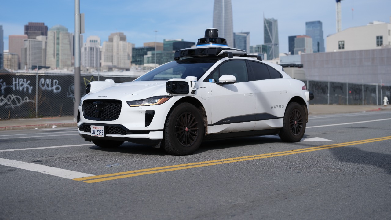 Waymo driverless car drifts into oncoming traffic in viral clip