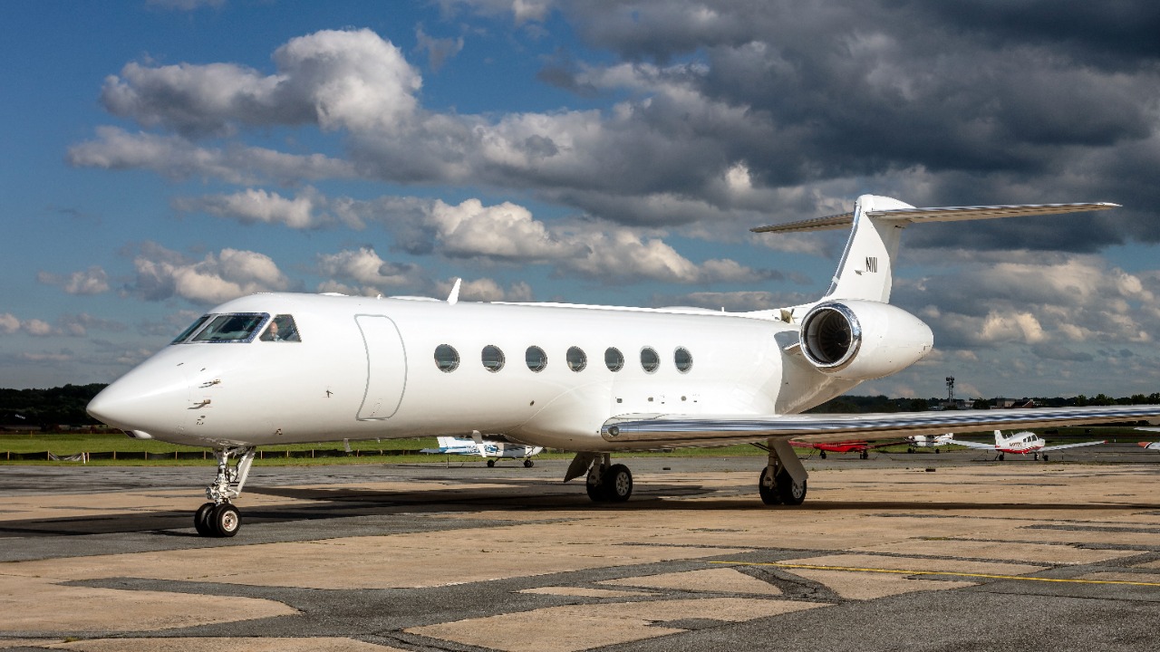 Who builds Gulfstream jets, and where are they made?