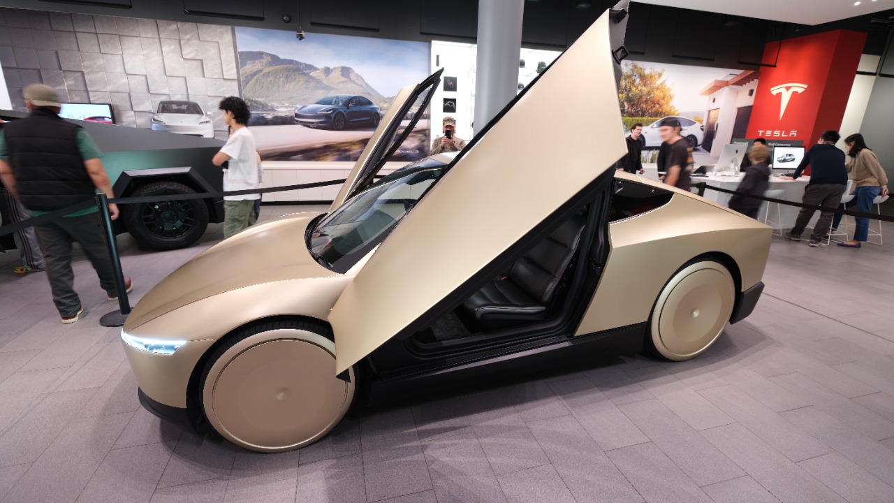 Tesla hires staff to run its ‘Robotaxi’ service, here’s why