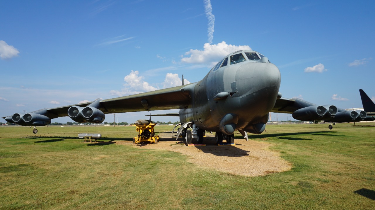 Why the B-52 uses 8 engines instead of 4
