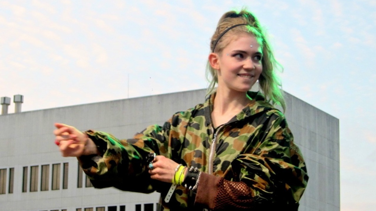 Grimes says she has “AI psychosis” and urges others to try it