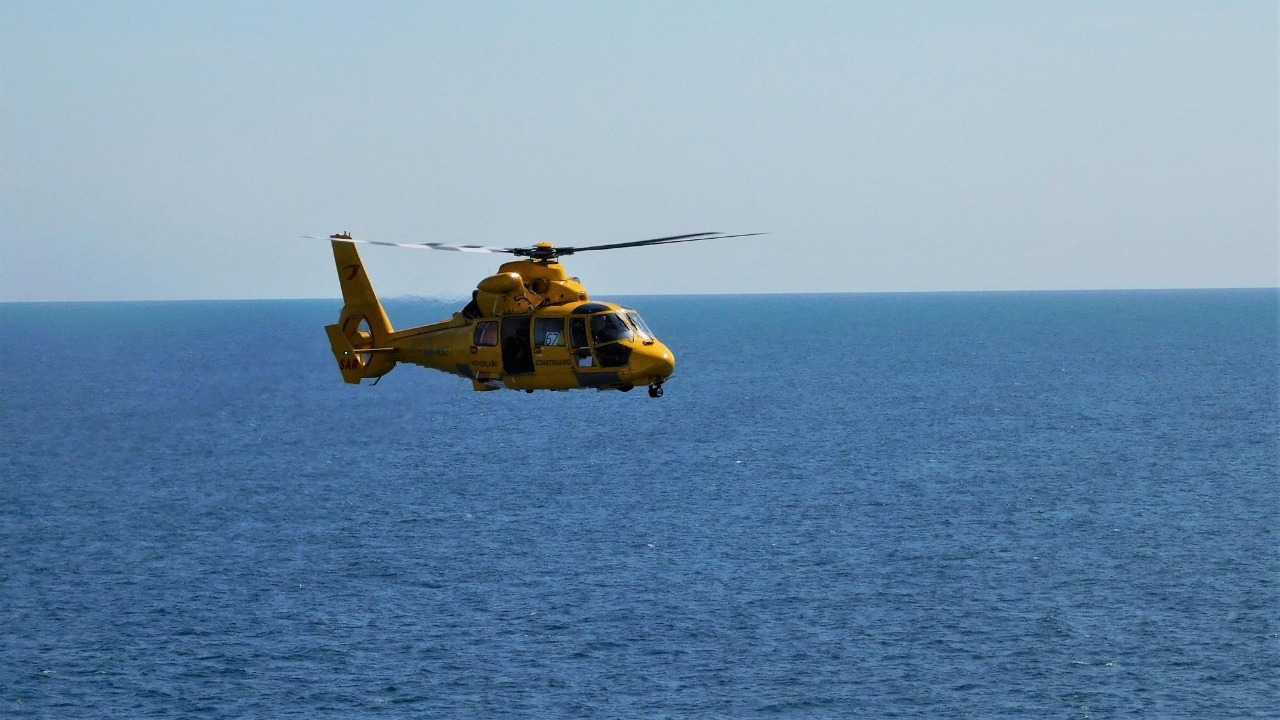Helicopter tries ocean takeoff, then sinks as waves pull it down