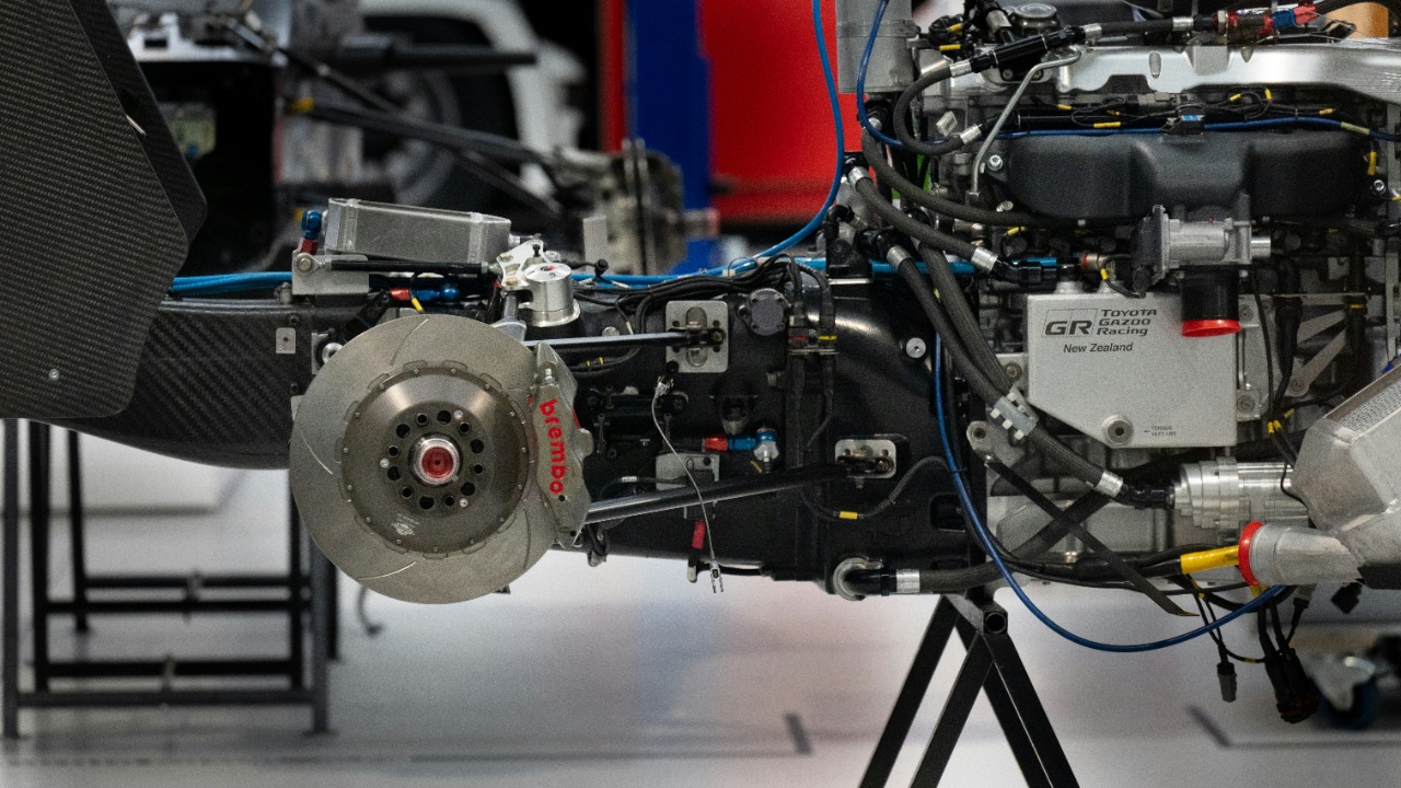 Ceramic vs semi-metallic brake pads: the real tradeoffs explained