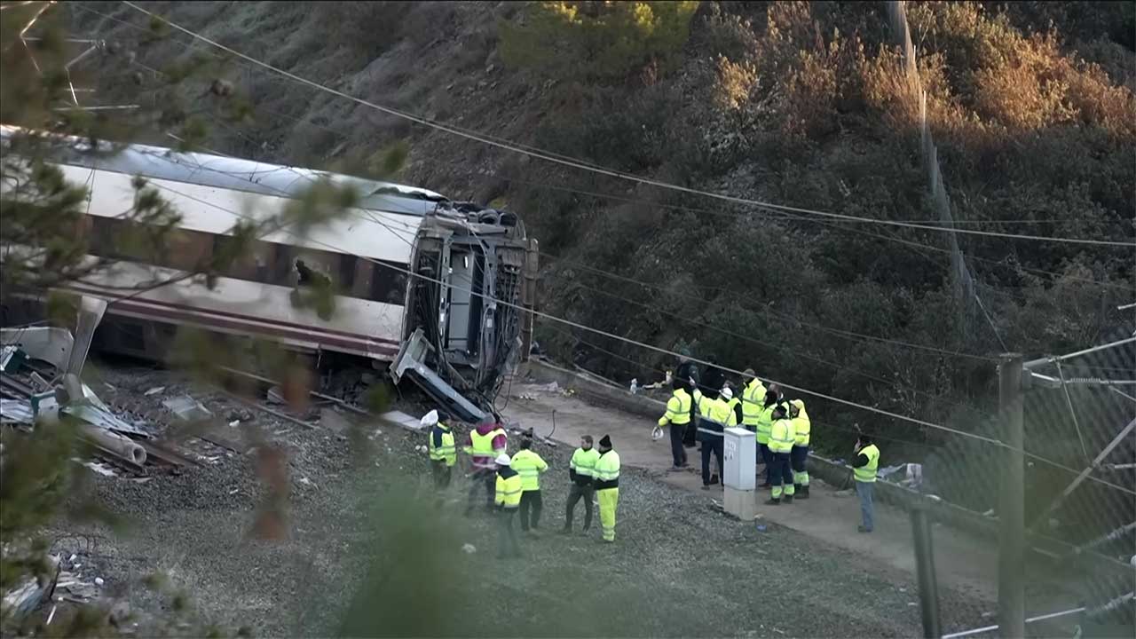 Spain sends in heavy machines to hunt for bodies in train wreck